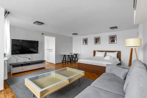 Communal lounge/ TV room, Bed, TV and multimedia, Living room, Photo of the whole room, Seating area, Evening entertainment, Bedroom