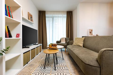 Communal lounge/ TV room, Library, TV and multimedia, Living room, Seating area, Evening entertainment