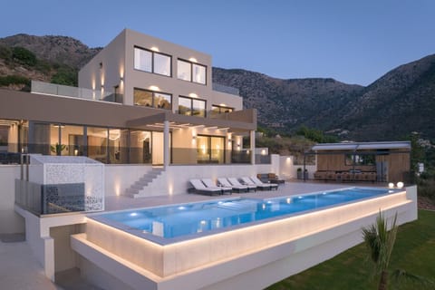 Property building, Patio, Day, Pool view, Swimming pool, sunbed