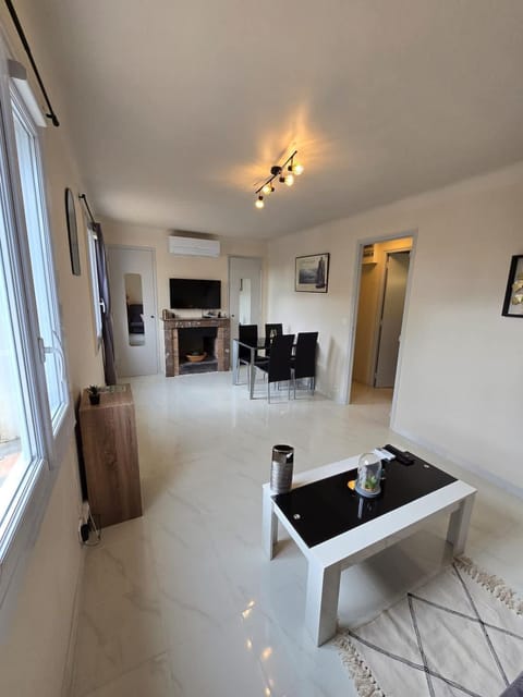 Studio Celli l Near Port & AC l Shellter Rentals Apartment in Saint-Tropez