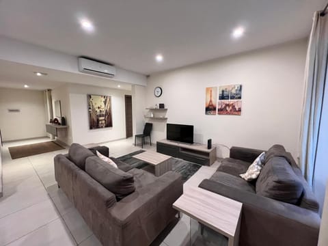 Communal lounge/ TV room, TV and multimedia, Living room, air conditioner