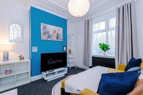 Stunning 3Bedroom Home, Game Room, Free Parking, Fully Stocked, Sleeps 8 Apartment in Salford