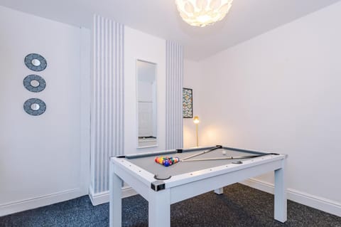 Stunning 3Bedroom Home, Game Room, Free Parking, Fully Stocked, Sleeps 8 Apartment in Salford