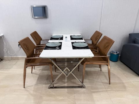 TV and multimedia, Living room, Seating area, Dining area