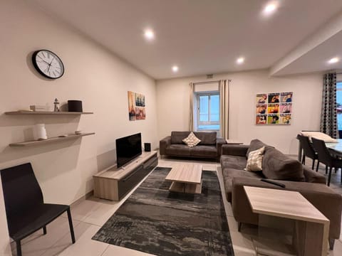 Communal lounge/ TV room, Living room, Seating area