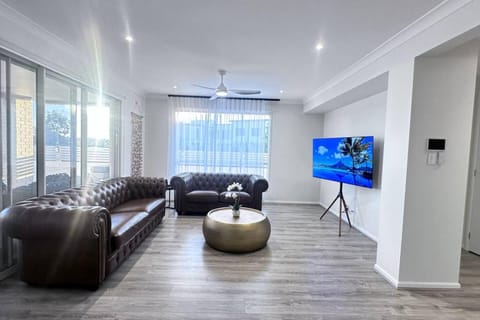 Communal lounge/ TV room, TV and multimedia, Living room, Seating area, Evening entertainment
