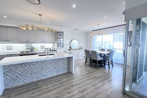 Kitchen or kitchenette, Decorative detail, Dining area, dishwasher, oven, stove