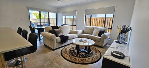 TV and multimedia, Living room, Decorative detail, Seating area, Dining area, Dinner