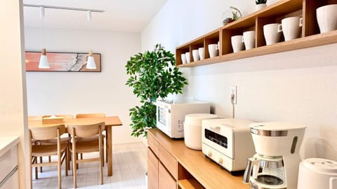 Coffee/tea facilities, Kitchen or kitchenette, Living room, Seating area, Dining area, microwave, toaster, kitchen, kitchen