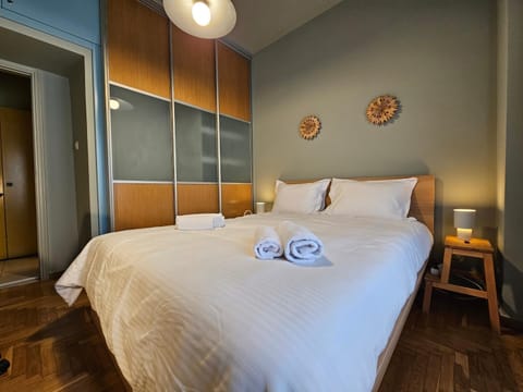 Bed, Photo of the whole room, Bedroom, towels