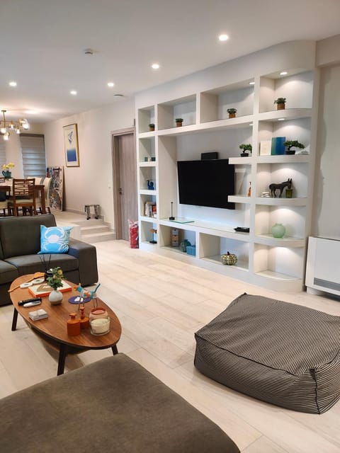 TV and multimedia, Living room, Evening entertainment