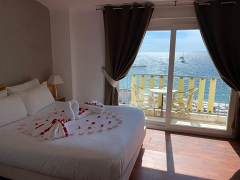 Bed, View (from property/room), Balcony/Terrace, Decorative detail, Bedroom, Sea view