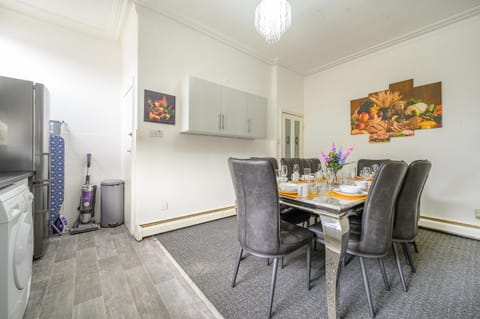 Kitchen or kitchenette, Dining area, oven