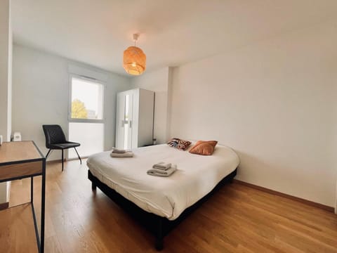 Bed, Bedroom, towels