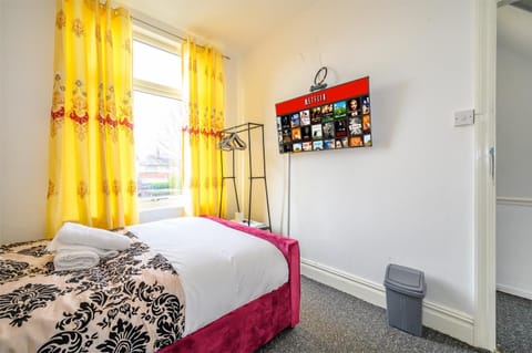 Bed, TV and multimedia, Photo of the whole room, Bedroom