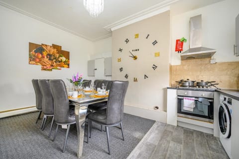 Kitchen or kitchenette, Dining area, oven, stove, toaster, washing machine, dryer