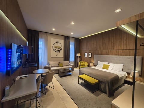 Bed, TV and multimedia, Seating area
