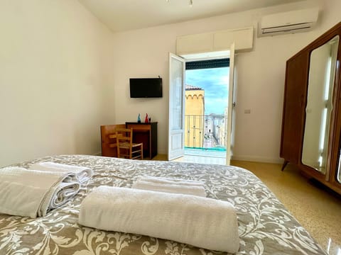 Communal lounge/ TV room, Bed, TV and multimedia, Photo of the whole room, Bedroom, towels, air conditioner