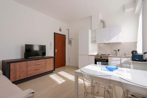 TV and multimedia, Dining area, oven, stove