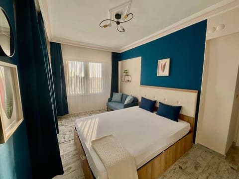 Bed, Bathroom, TV and multimedia, Balcony/Terrace, Seating area, Bedroom, wardrobe, air conditioner
