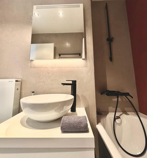 Shower, Toilet, Nearby landmark, Restaurant/places to eat, Day, Neighbourhood, Natural landscape, Activities, Billiard, Bowling, Casino, Children play ground, Darts, Fishing, Game Room, Horse-riding, Karaoke, Minigolf, Nightclub / DJ, Snorkeling, Squash, Table tennis, Bathroom