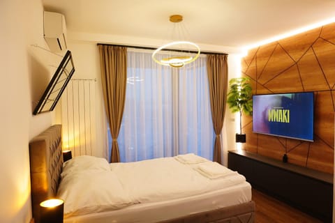 Bed, TV and multimedia, Bedroom
