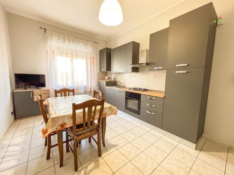 TV and multimedia, Kitchen or kitchenette, Dining area, oven, stove