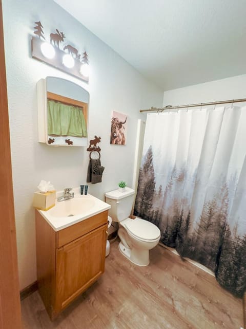 Cozy cabin Steps from Lake and Board walk, 5 min RMNP, Moose Lodge Studio Cabin in Grand Lake