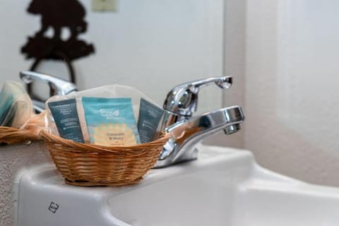 Cozy cabin Steps from Lake and Board walk, 5 min RMNP, Moose Lodge Studio Cabin in Grand Lake