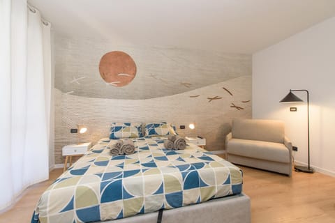 Bed, Living room, Photo of the whole room, Seating area, Bedroom