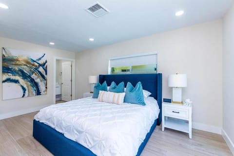 4 BD 3BA Heated Pool Close to Beach House in Boca Raton