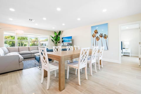 4 BD 3BA Heated Pool Close to Beach House in Boca Raton