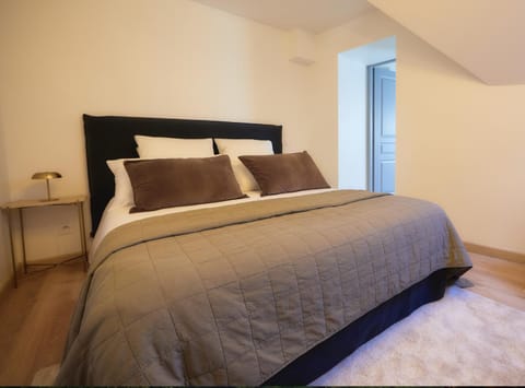 Bed, Night, TV and multimedia, Photo of the whole room, Bedroom, internet, air conditioner