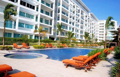 Facade/entrance, Swimming pool