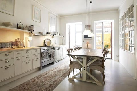 Balcony/Terrace, Kitchen or kitchenette, Dining area, dishwasher, stove