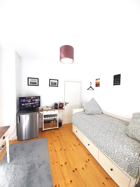 Bed, TV and multimedia, Bedroom