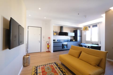 Communal lounge/ TV room, TV and multimedia, Kitchen or kitchenette, Living room, Seating area, Dining area, Evening entertainment, stove