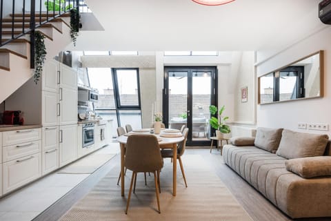 Kitchen or kitchenette, Living room, Seating area, Dining area