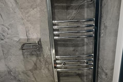 High Wycombe 1-Bed Apt Sleeps 3 & Private Parking Apartment in High Wycombe