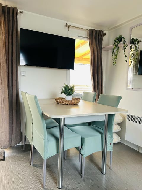 TV and multimedia, Seating area, Dining area