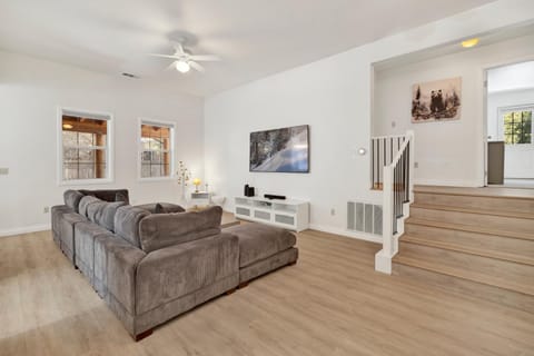 Castlewood Retreat at Big Bear Central Modern Family Chalet House in Big Bear