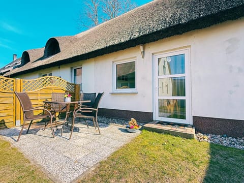 Property building, Garden, Balcony/Terrace