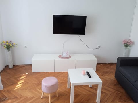 TV and multimedia, Living room, Evening entertainment