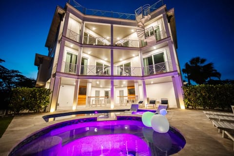 Property building, Patio, Facade/entrance, Night, Hot Tub, TV and multimedia, Balcony/Terrace, Seating area, Pool view, Swimming pool, internet, sunbed