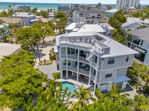 Property building, Facade/entrance, Neighbourhood, Bird's eye view, Balcony/Terrace, Beach, Swimming pool, Location, Inner courtyard view