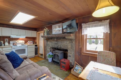 Walk to Appalachian Trail Hot Springs Getaway! Apartment in Hot Springs