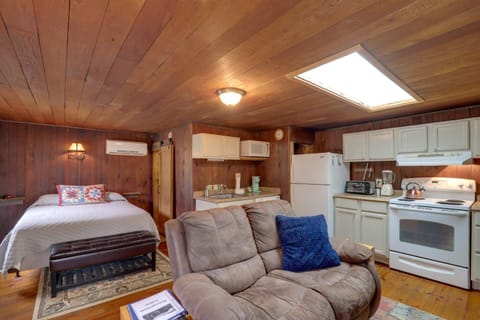 Walk to Appalachian Trail Hot Springs Getaway! Apartment in Hot Springs