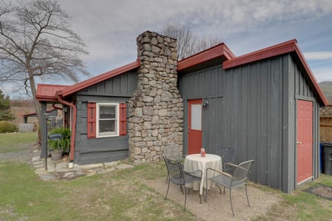 Walk to Appalachian Trail Hot Springs Getaway! Apartment in Hot Springs