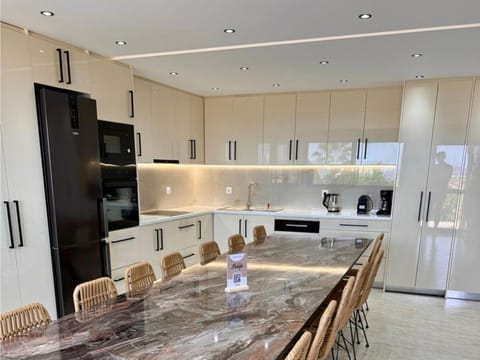 Coffee/tea facilities, Kitchen or kitchenette, Dining area, dishwasher, oven, stove, toaster