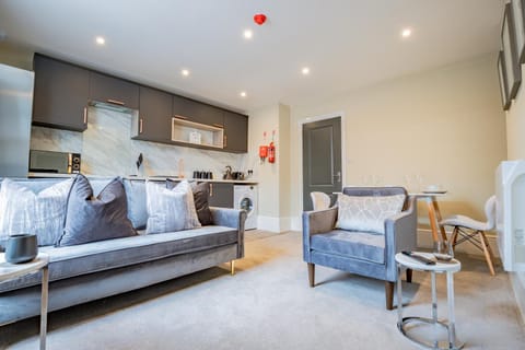 Kitchen or kitchenette, Seating area, Dining area, stove
